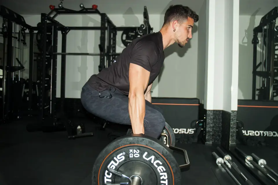 Nicola Curreli durante un deadlift con hex bar nello studio di personal training a Cagliari