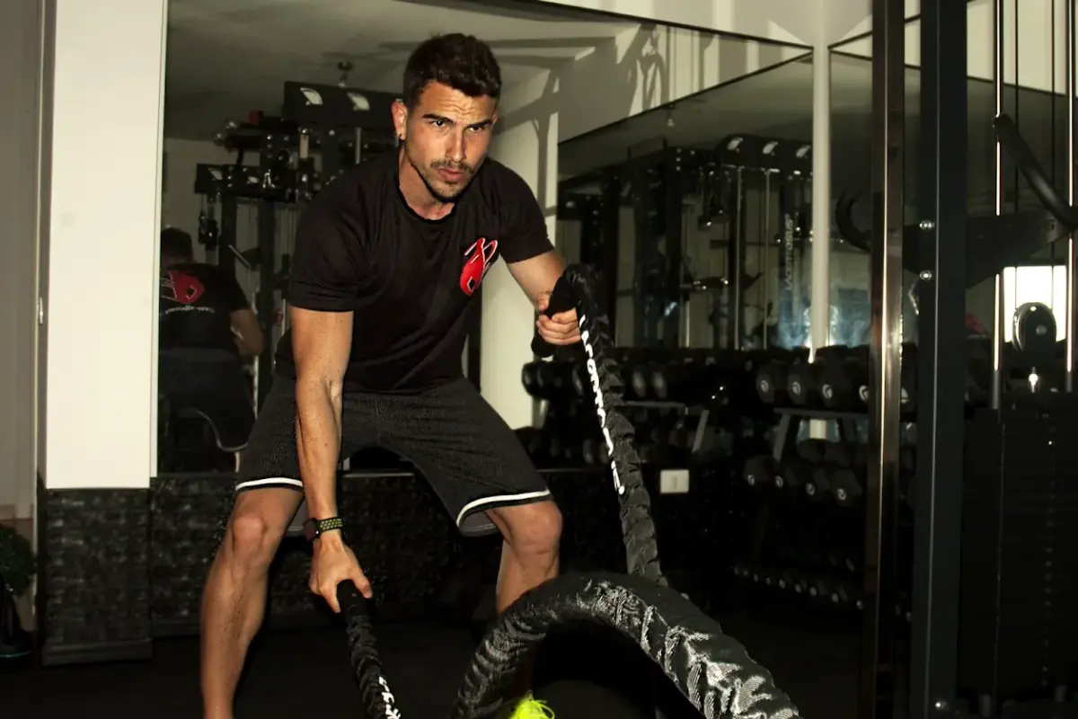 Nicola Curreli durante un allenamento con battle rope in palestra